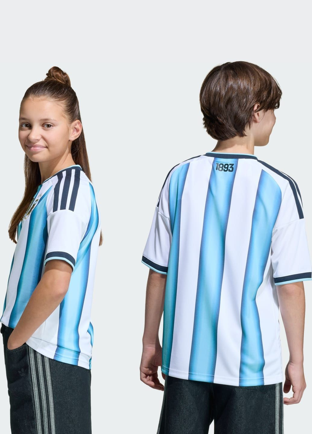 Белый демисезонный спортивный лонгслив adidas с логотипом