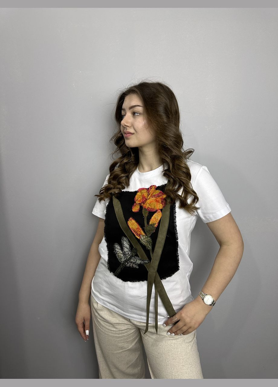 Белая всесезон футболка женская летняя с 3d аппликацией ирисы белая mknk4321-1 Modna KAZKA