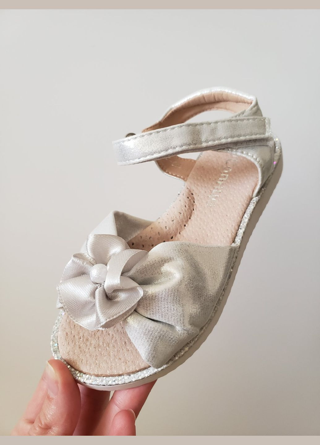 Серебряные босоножки на липучке No Brand