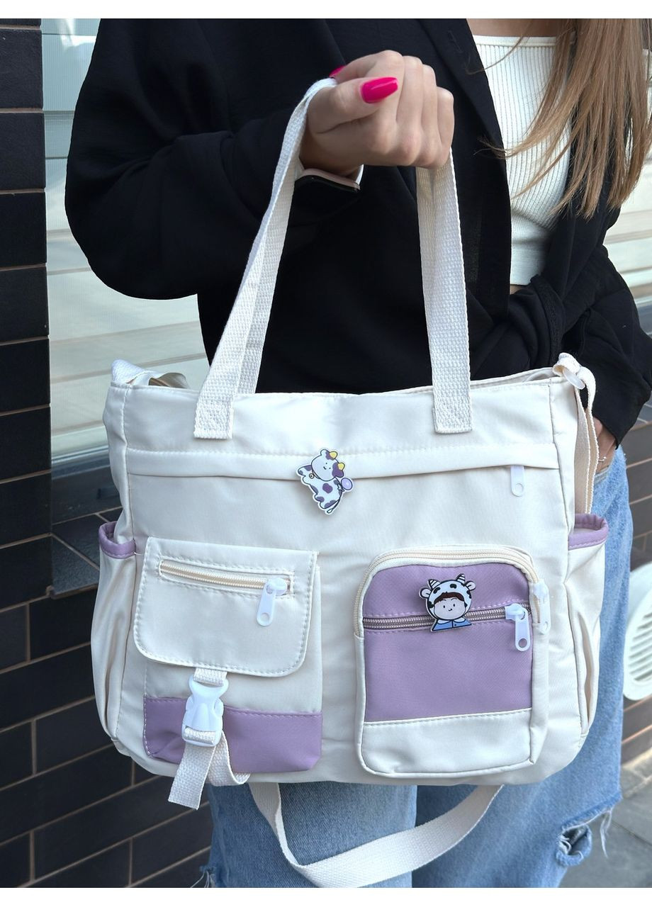 Сумка молодіжна жіноча через плече зі значками пудрова. Сумка тоут. Сумка месенджер. No Brand (351851342)