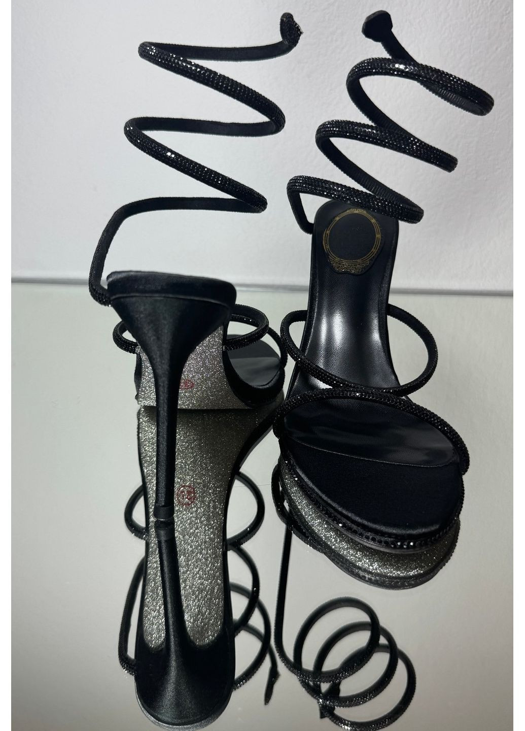 Черные женские праздничные босоножки со спиралью и камешками черные 10 см. No Brand со стразами