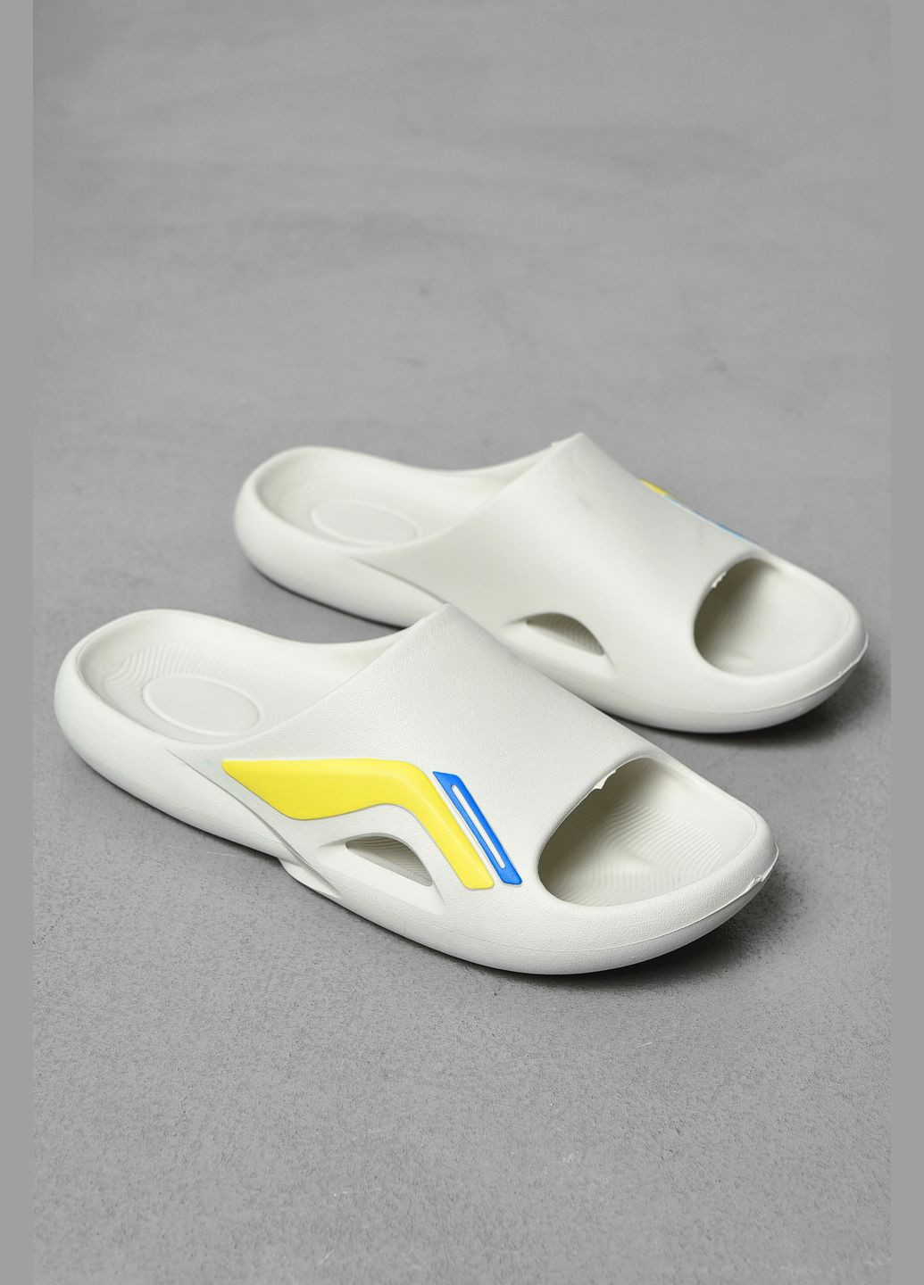 Шльопанці чоловічі піна молочного кольору Let's Shop (322765397)