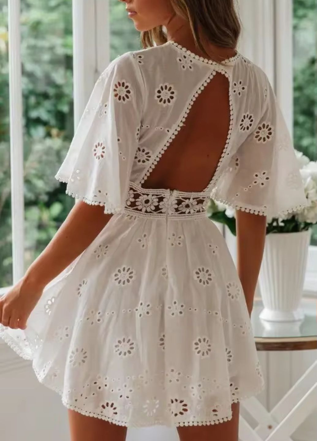 Белое повседневный платье женское с открытой спинкой с перфорацией magesuek No Brand однотонное