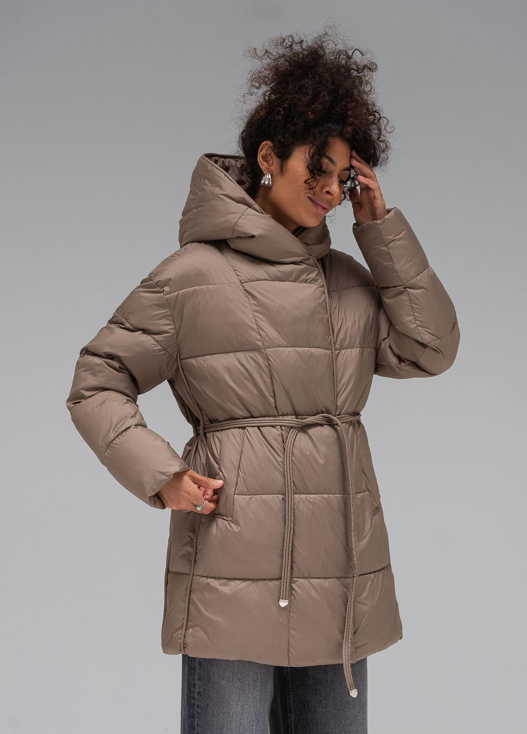 Бежевая зимняя куртка зимняя с капюшоном модель Viva 5089