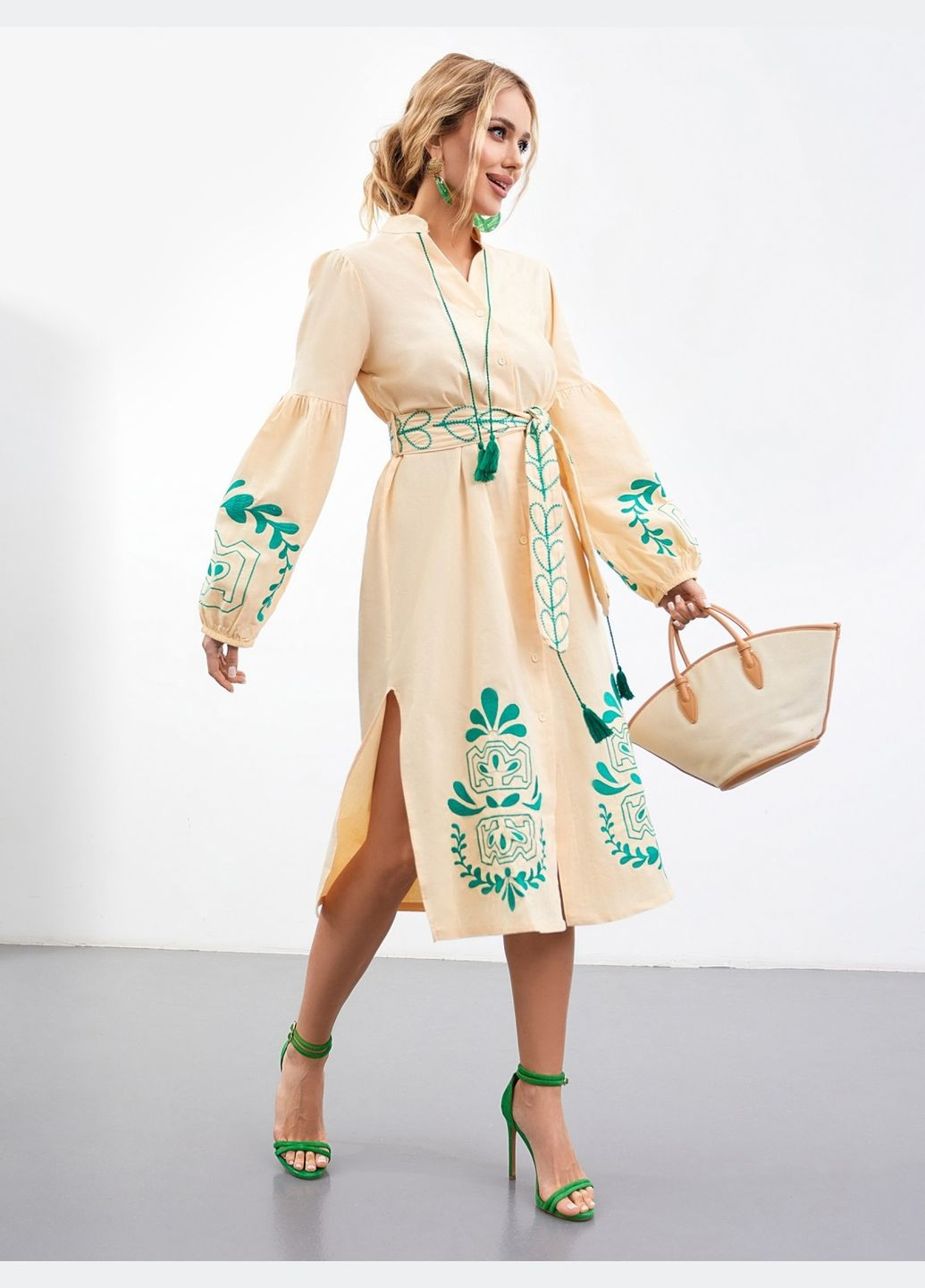 Бежева жіноча вишита сукня на гудзиках з поясом ESQ візерунок геометричний (322130474)