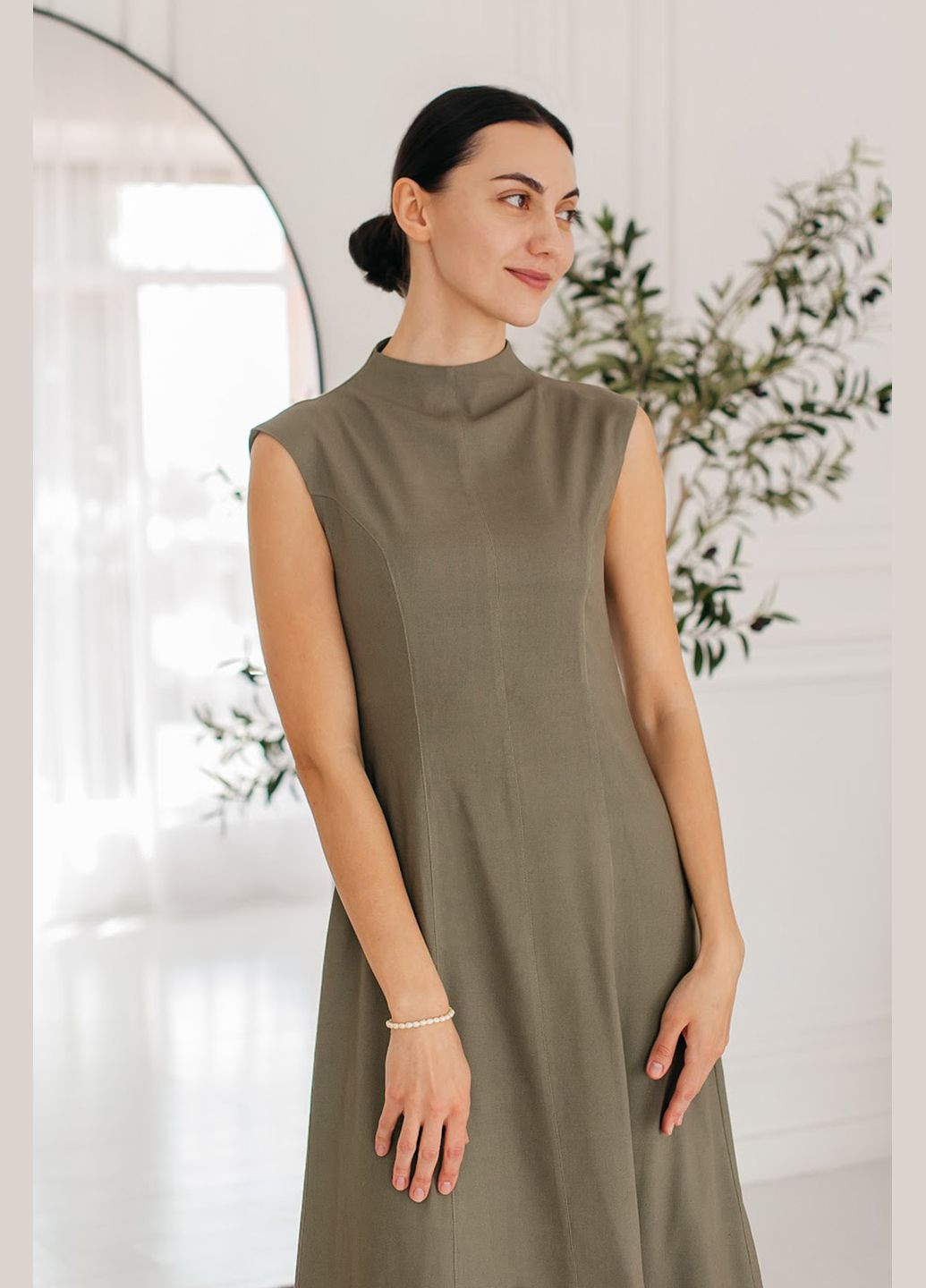 Оливкова (хакі) сукня з льону з високим коміром і приталеним кроєм olive Lana Bryk однотонна