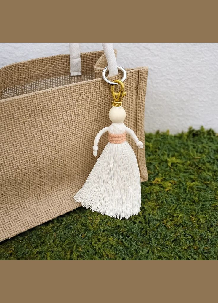 Набор макраме для рукоделия и плетения брелока "Куколка" для ключей и аксессуаров белый с персиковым No Brand (369802848)