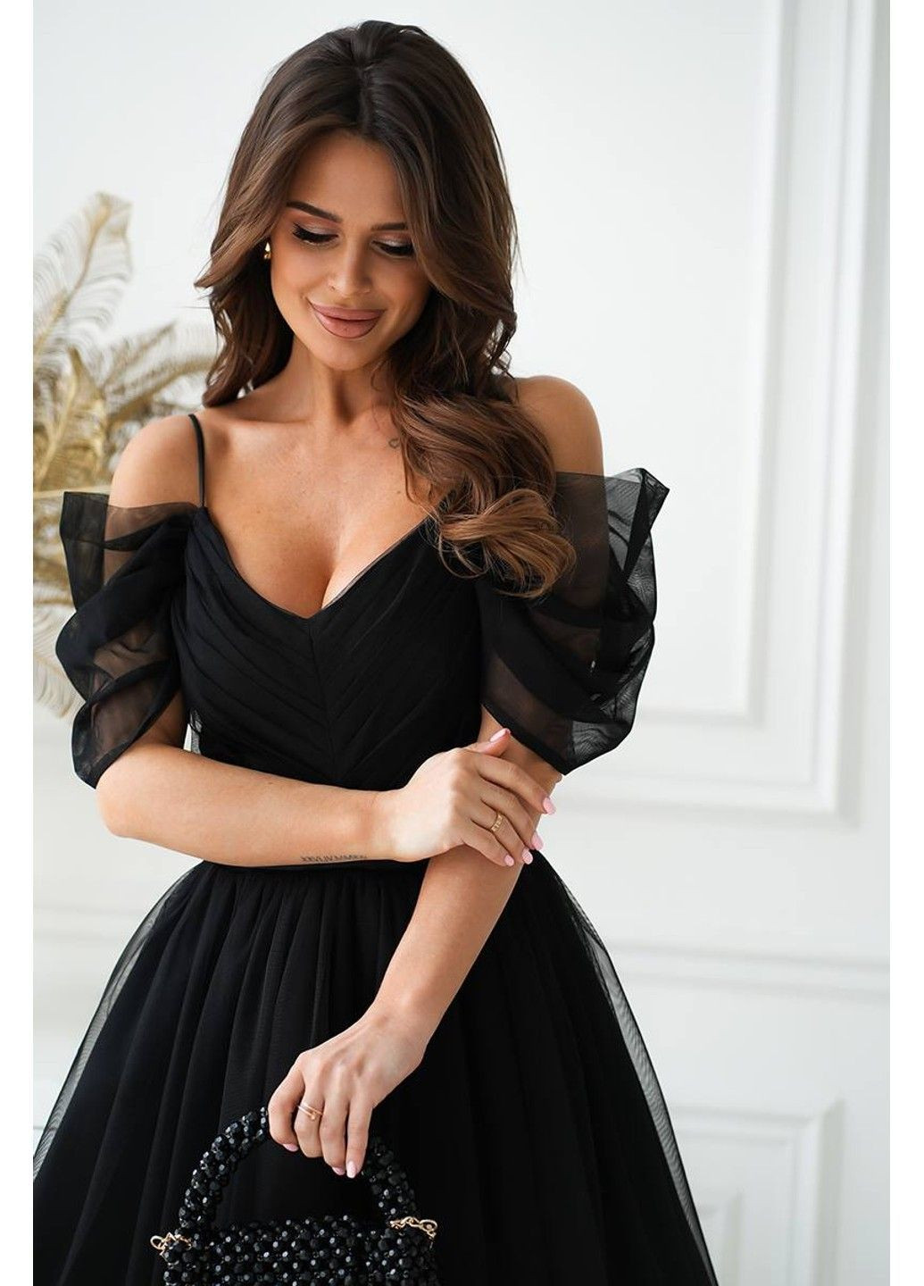 Черное коктейльное платье с драпировкой из сетки и фатиновым подюбником черный No Brand