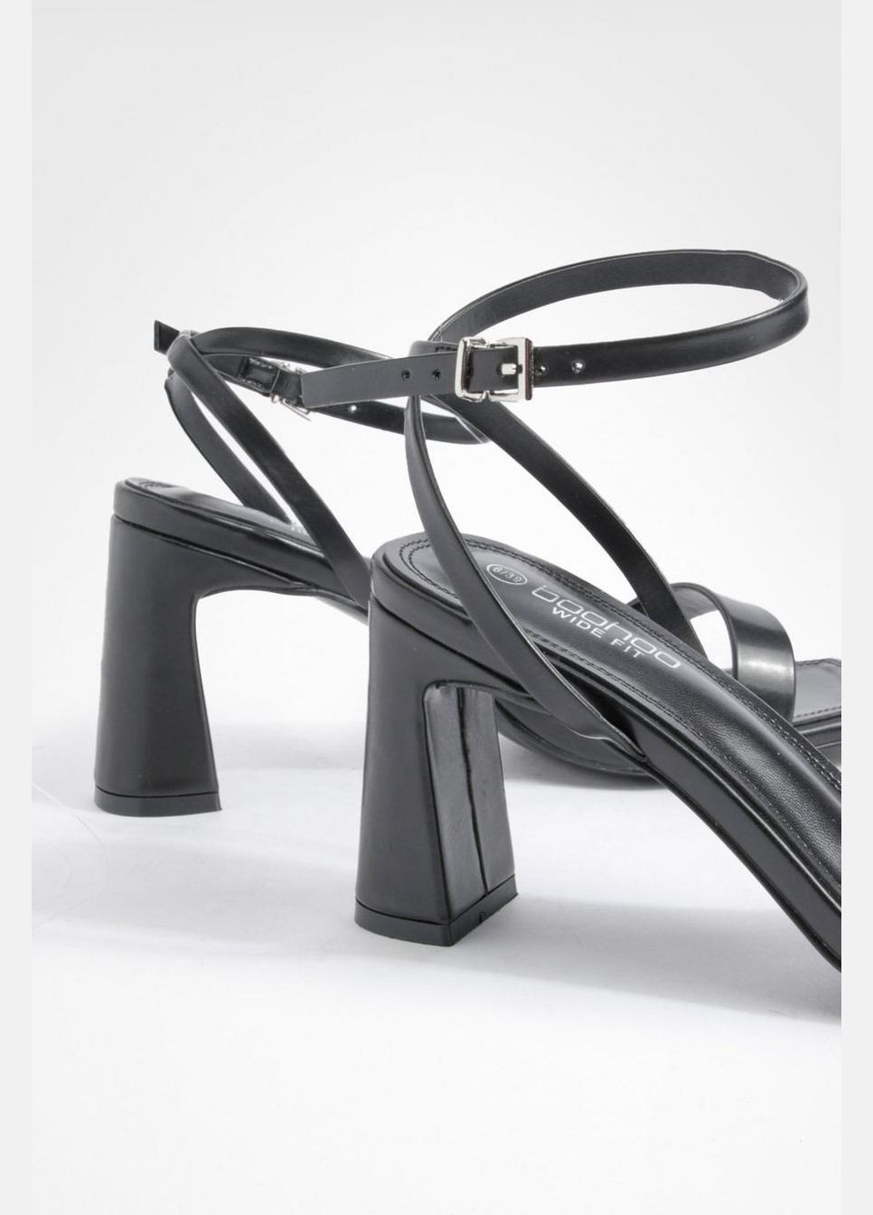 Черные босоножки на каблуке Boohoo