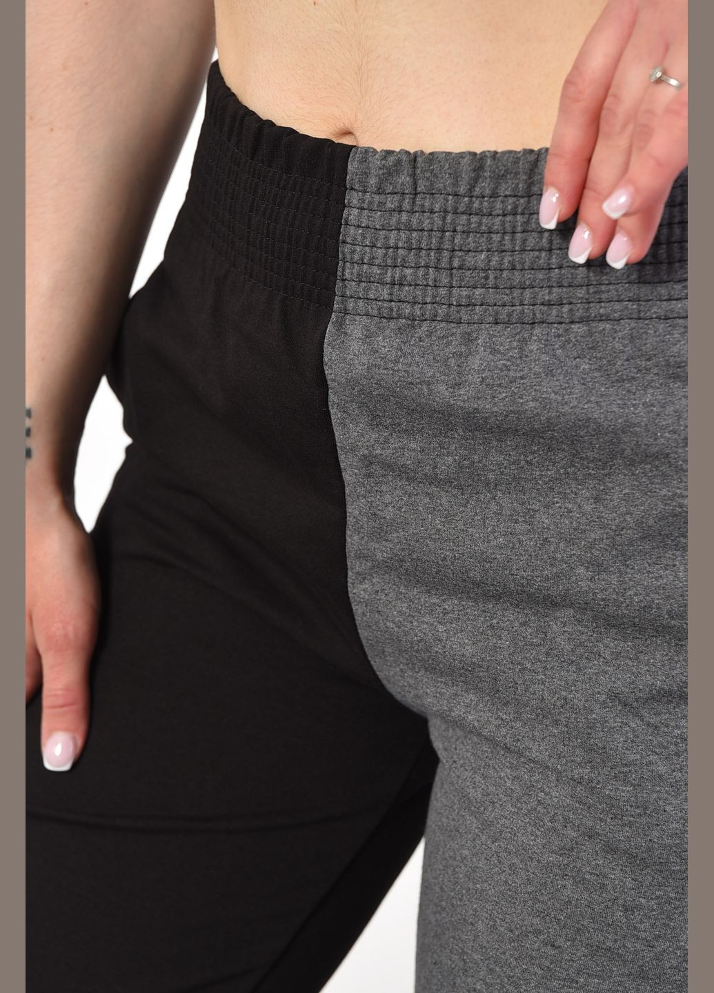 Спортивні штани жіночі чорно-сірого кольору Let's Shop (293476660)