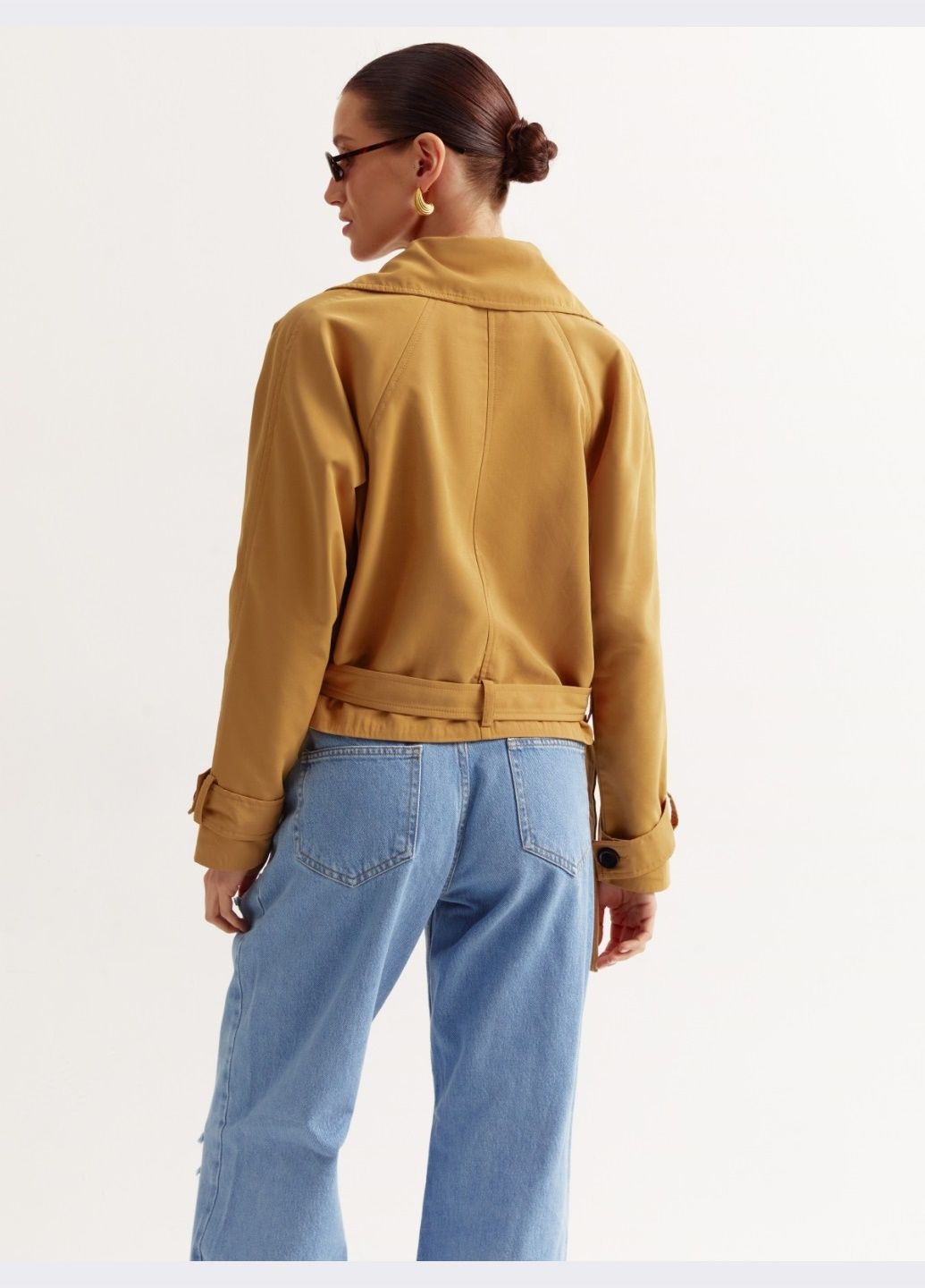 Бежевый женский укороченный пиджак бежевого цвета с поясом Dressa - демисезонный