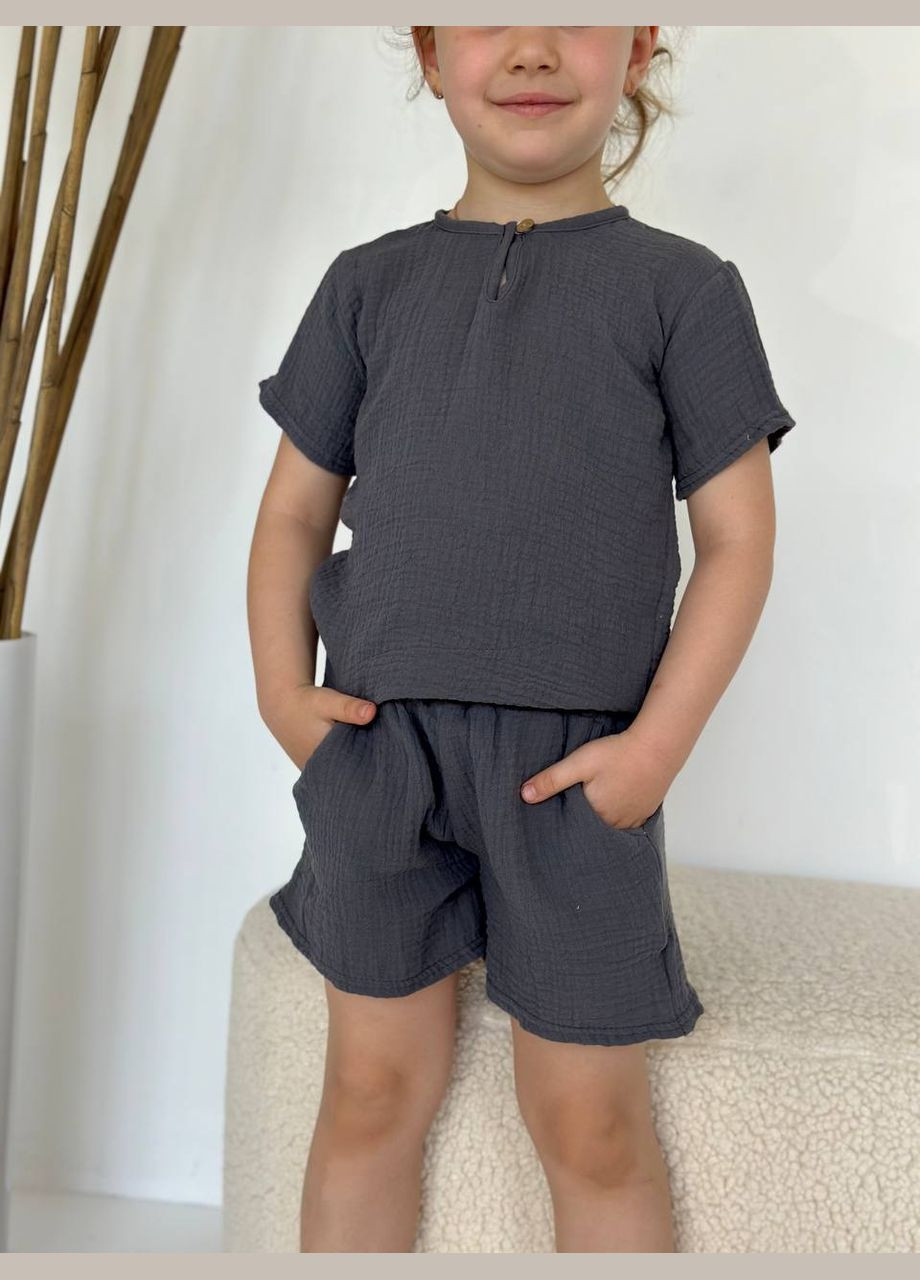 Графитовый летний костюм из муслина с шортами и футболкой с шортами Adelante