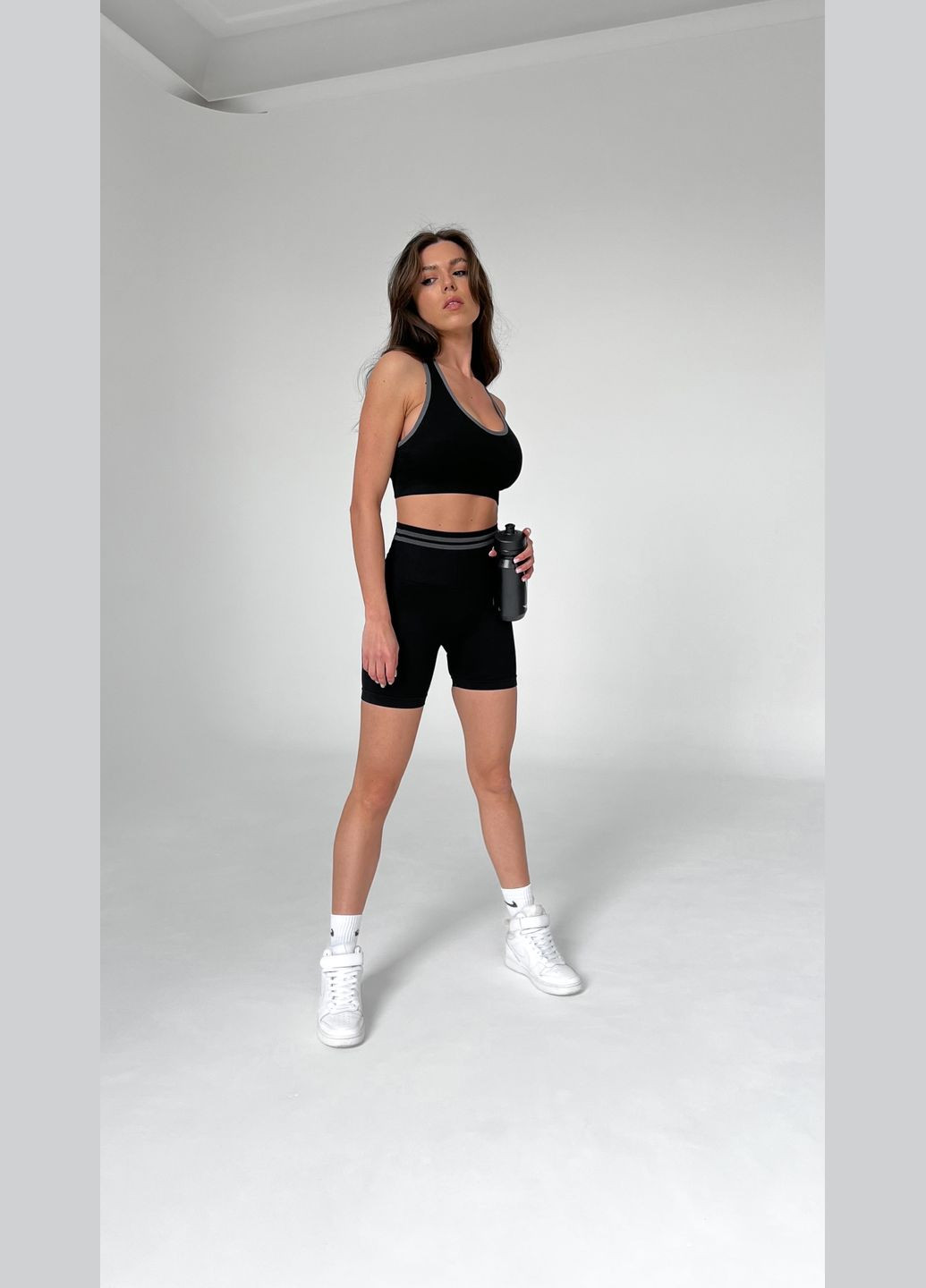 Спортивний жіночий костюм для фітнесу V- з контрастними лініями та ефектом пуш-ап (топ + шорти) Чорний Sport Двійка: топ + подовжені шорти (316634777)