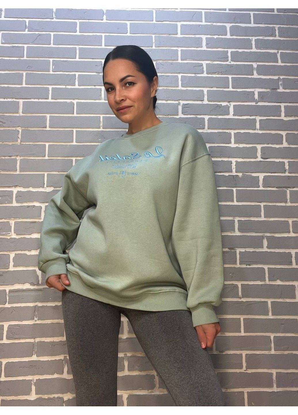 Оливковий світшот жіночий 24-03 оверсайз подовжений напис вишивка попереду утеплений оливковий PEPPER MINT (312551267)