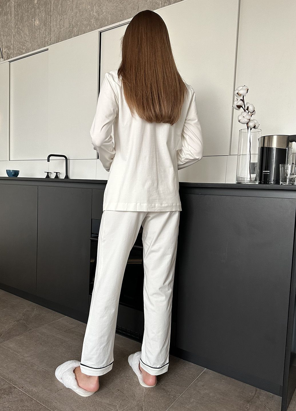 Біла всесезон жіноча піжама молочного кольору з контрастним кантом. кофта + брюки ORA
