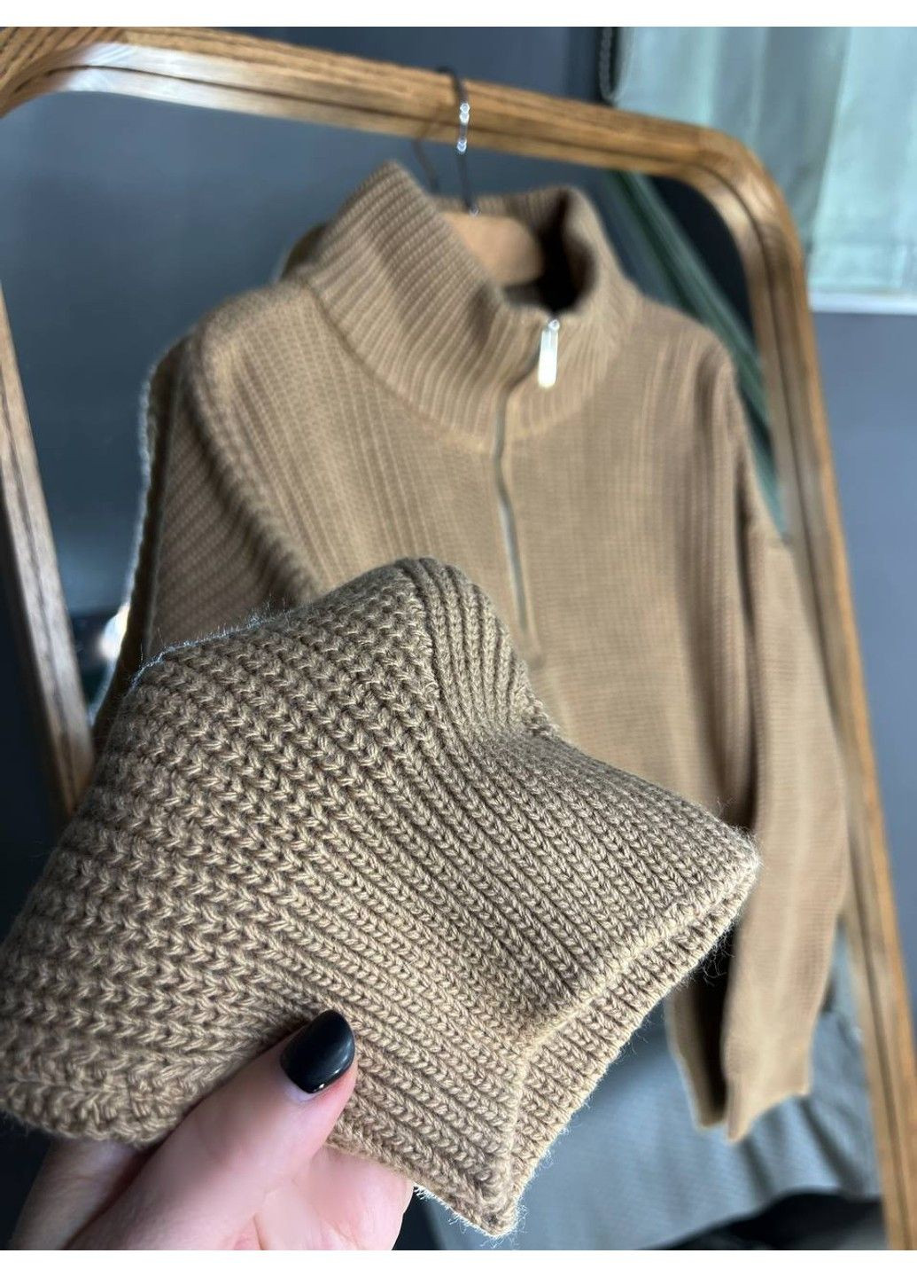 Темно-бежевий демісезонний светр жіночий 6752 короткий широкий оверсайз блискавка на комірі MIX RAY