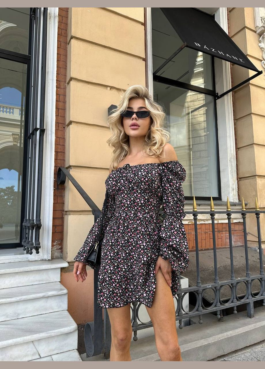 Черное кэжуал платье приталенного кроя из легкой ткани с открытыми плечами Adelante с цветочным принтом