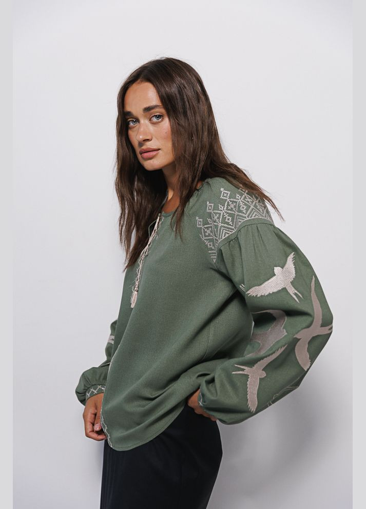 Оливкова жіноча вишиванка з ластівками гладдю темно-оливкова Arjen льон (302337041)