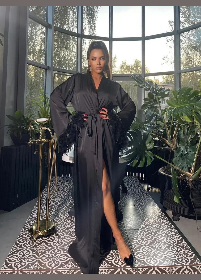 Женский длинный халат атласный просторный Сказочная с декором перьями No Brand Халат довгий з пір`ям Fairytale (339603169)