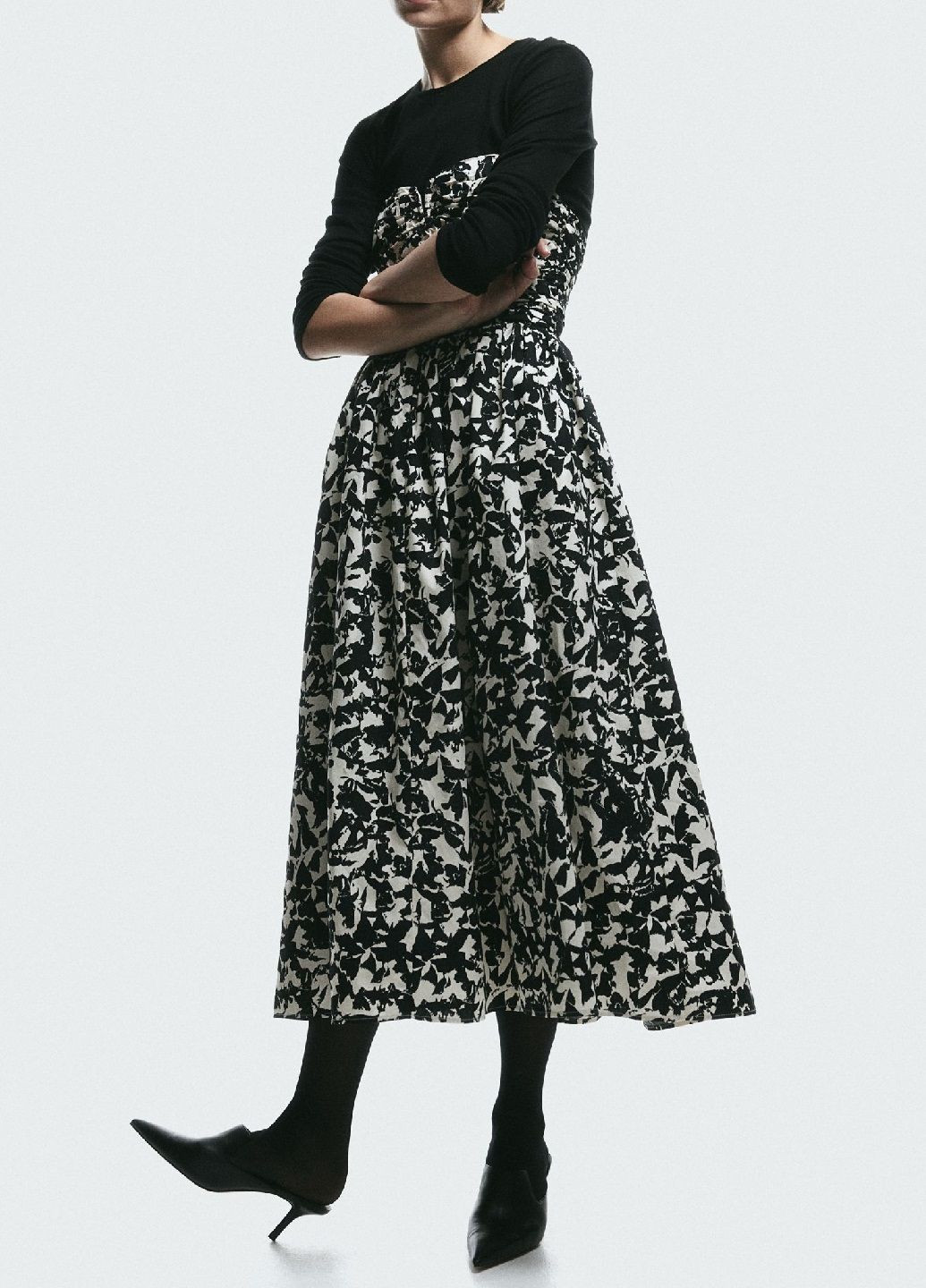 Чорна кежуал сукня H&M з абстрактним візерунком