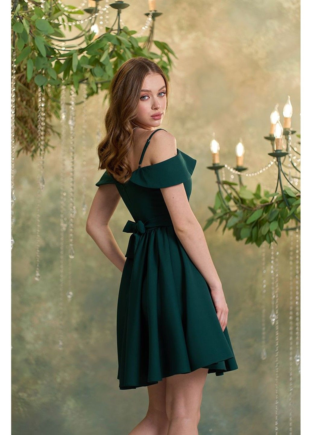 Зеленое коктейльное платье открытые плечи 24045 зеленое Tanita-Romario