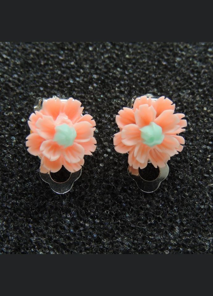 Серьги клипсы детские для ушей без пробивания цветок Хризантема нежно светлорозовая с бирюзовой Liresmina Jewelry (289533634)