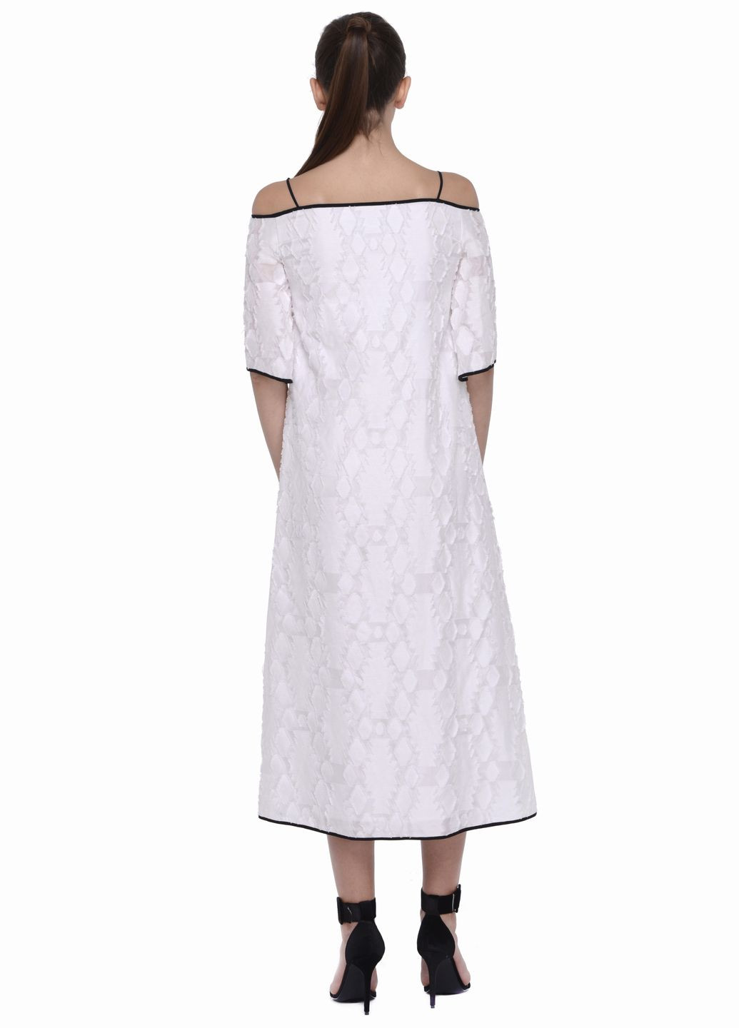 Білий повсякденний, кежуал біла сукня з фактурної тканини з відкритими плечима Nai Lu-na by Anastasiia Ivanova з геометричним візерунком