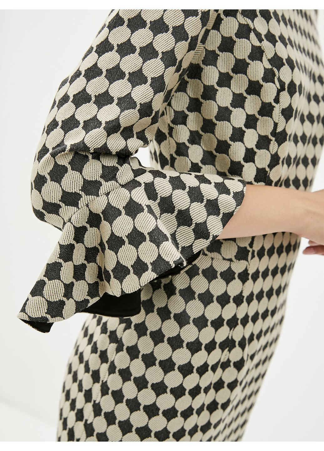 Комбінована сукня-футляр з оригінальним рукавом - ua42 / eu36 Iren Klairie