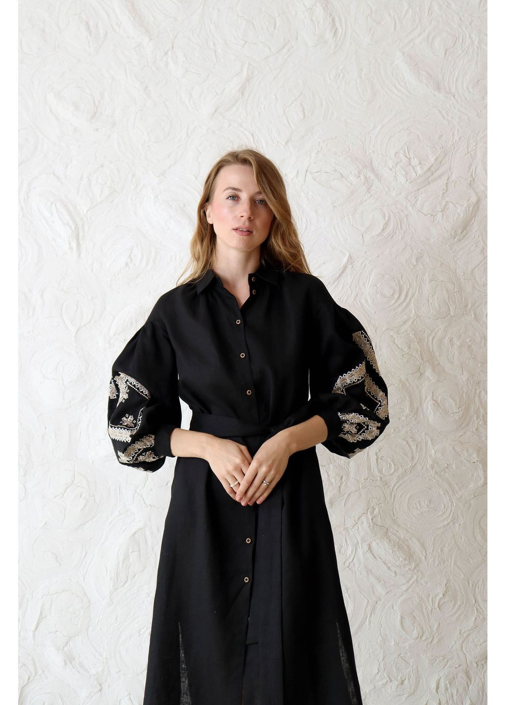 Чорна сукня жіноча «зерно» з машинною вишивкою, 100% льон, розміри xs–4xl, з кишенями та поясом MOTYV з геометричним візерунком