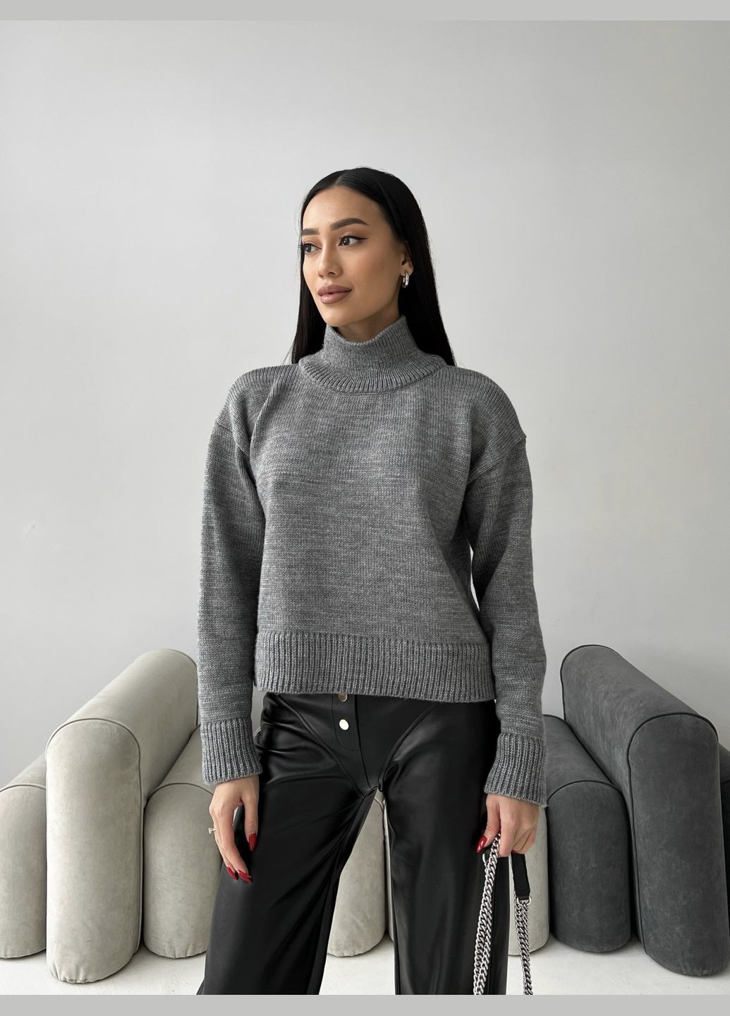 Серый демисезонный свитер Larionoff