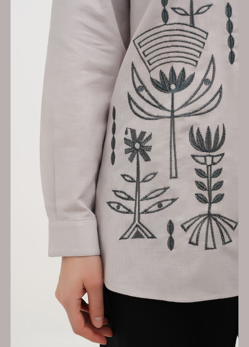 Сіра жіноча довга вільна вишиванка-сорочка на ґудзиках з комірцем та квітковою вишивкою ліра., р., код 9440/44/101 ГАЛЕРЕЯ ЛЬОНУ