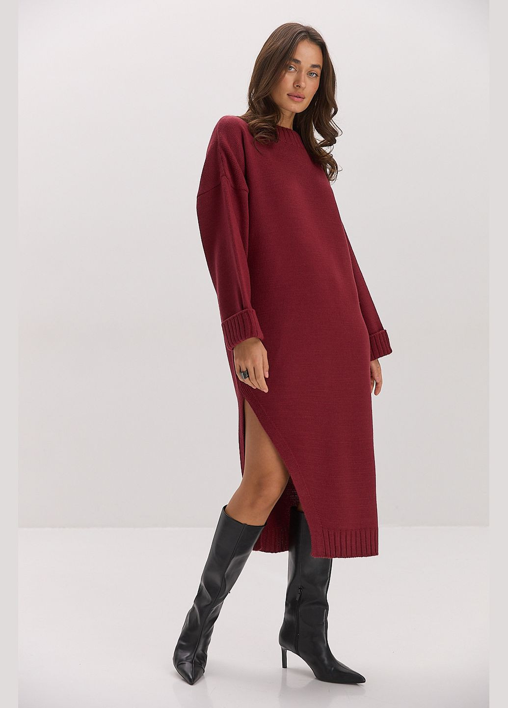 Бордова в'язана сукня-міді з високим розрізом збоку Arjen
