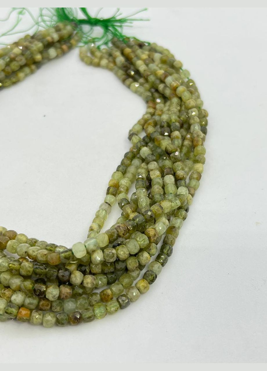 Зеленый гранат на нити без замка 5х5 мм 40 см Зеленый No Brand (331610835)
