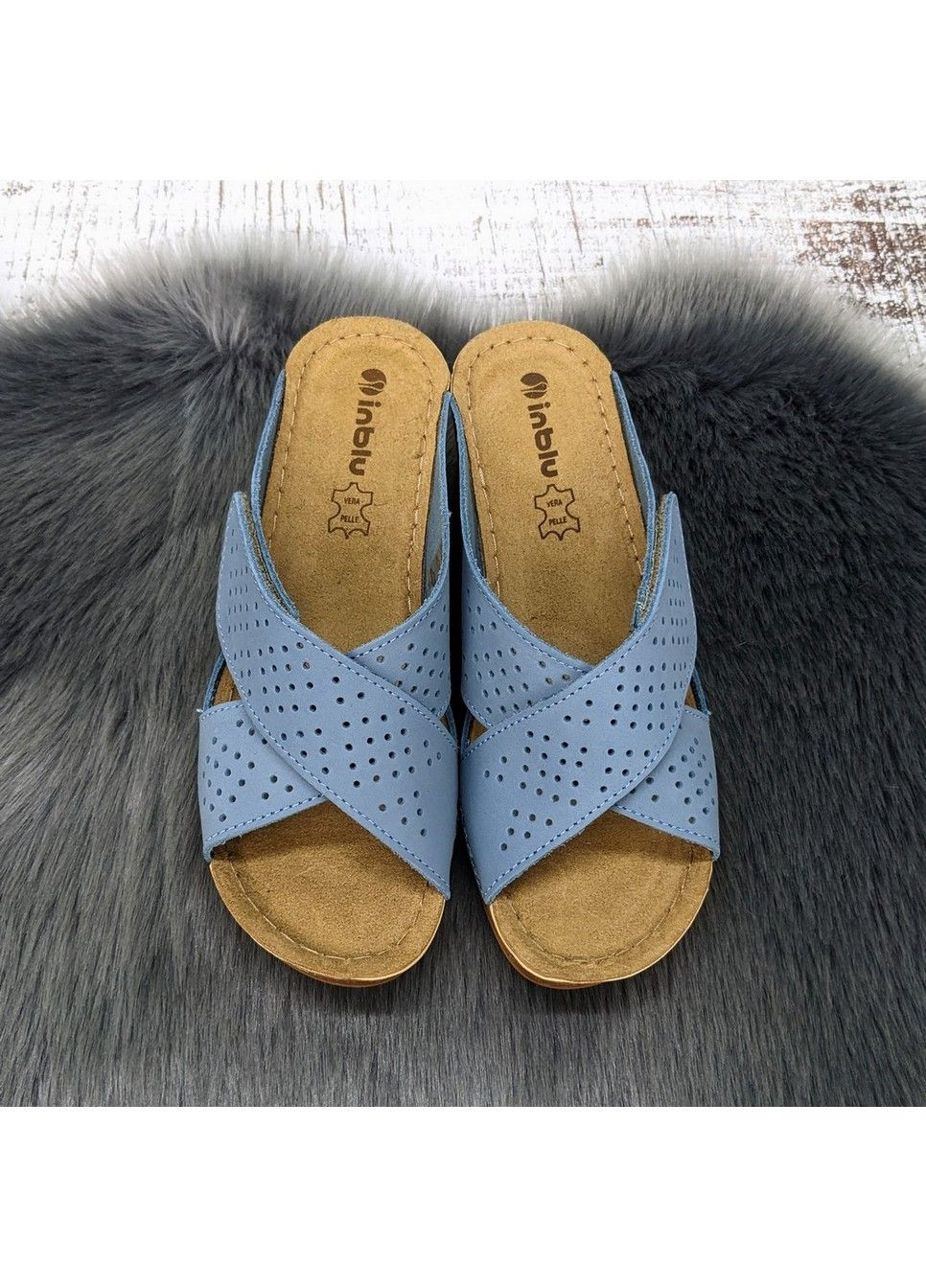 Голубые шлепанцы женские Inblu