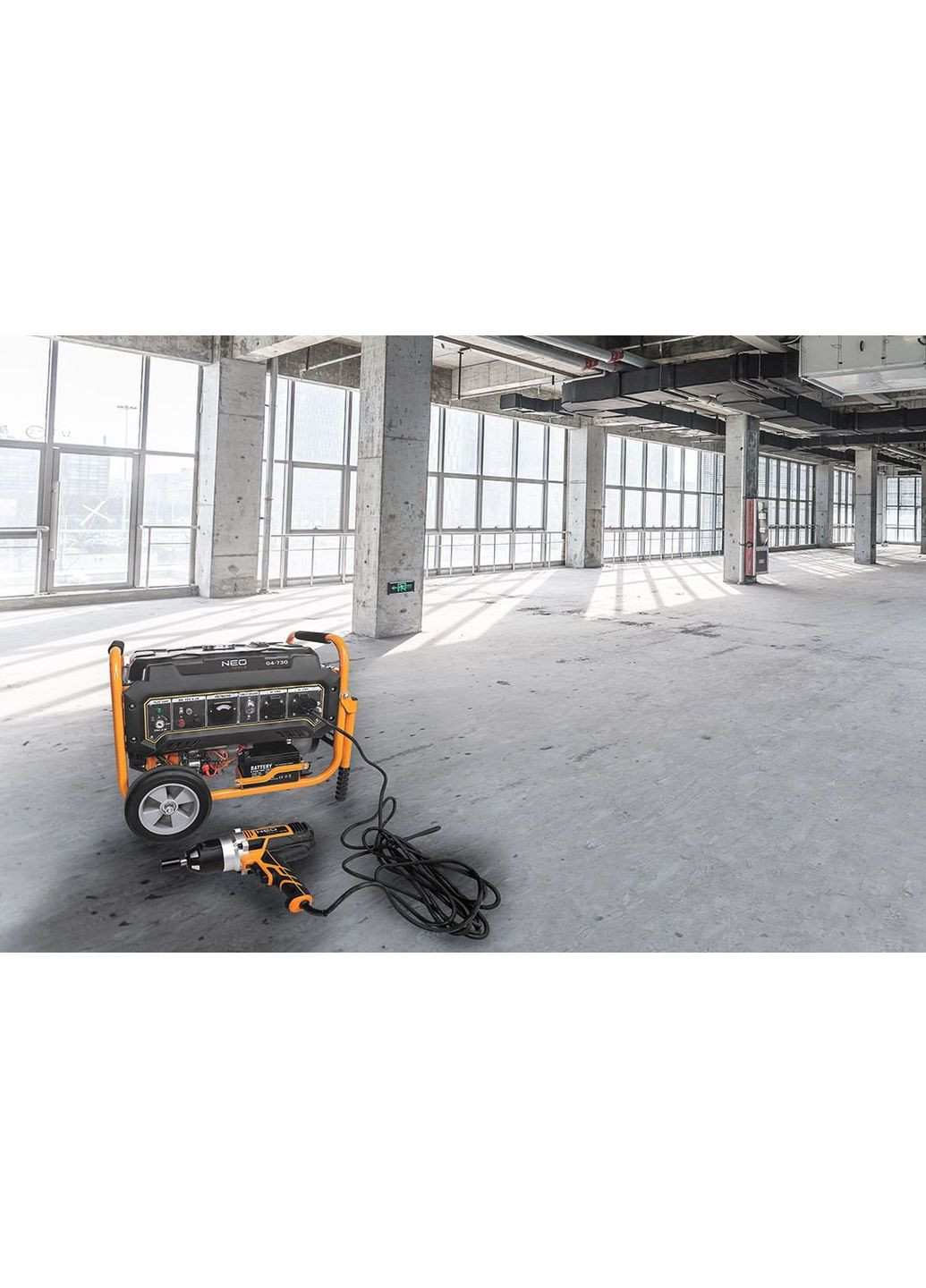 Генератор бензиновий 230В (1 фаза), 2.8/3кВт, електростартер, AVR, 45кг + Портативний зарядний пристрій сонячна панель 90-140 Neo Tools (364874190)