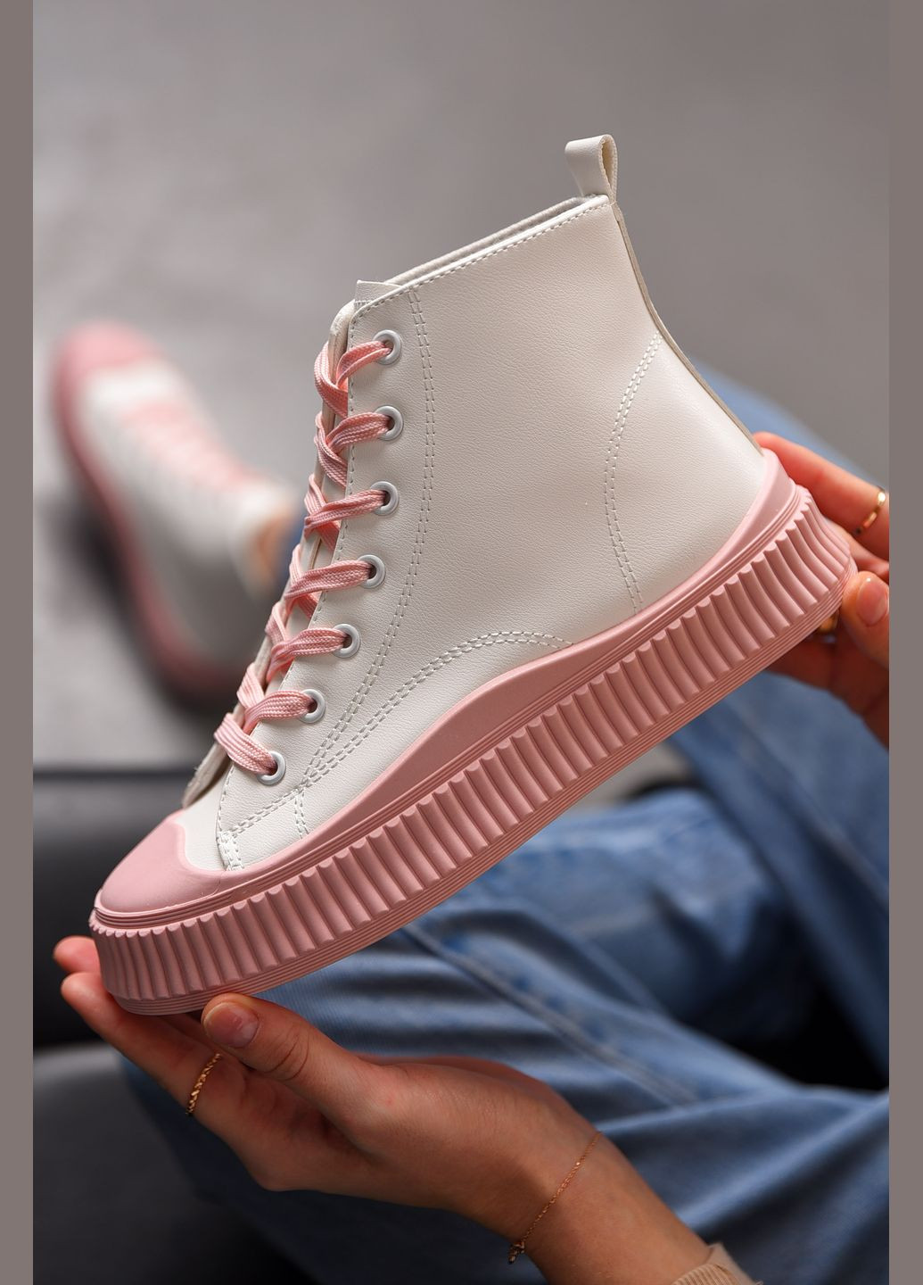 Белые кеды женские высокие бело-розового цвета на шнуровке Let's Shop