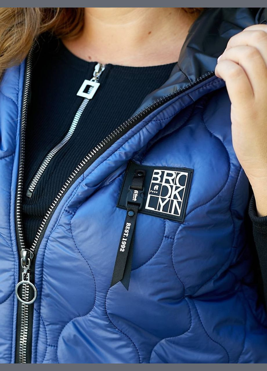 Жіноча демісезонна об’ємна жилетка синя батал стьобана довга до коліна з капюшоном на блискавці Viki Жилет (316093987)