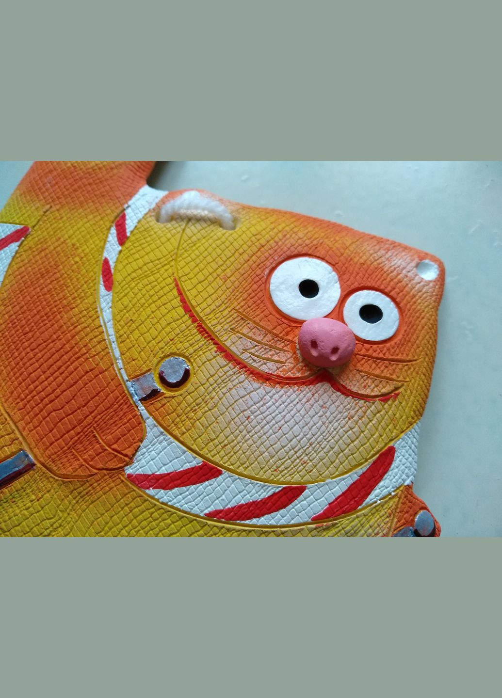 Керамическое настенное панно "Котик на лыжах" Коти&Ангели (315049157)