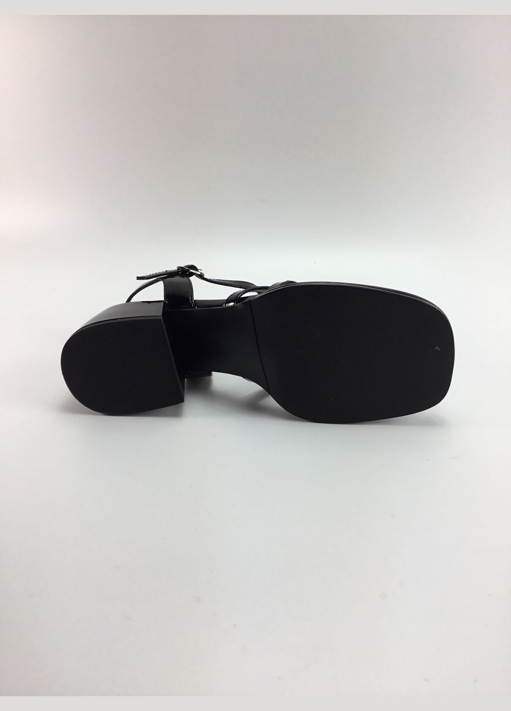 Черные женские босоножки Iva с ремешком