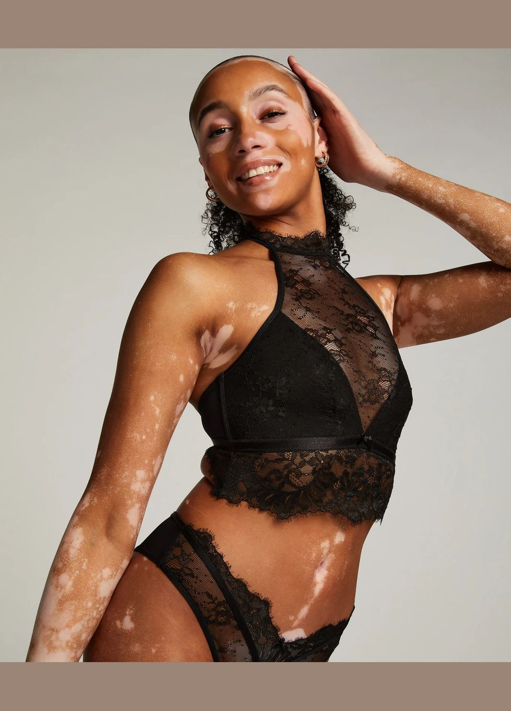 Чёрный бюстгалтер sarah halterneck bralette черный xs Hunkemoller