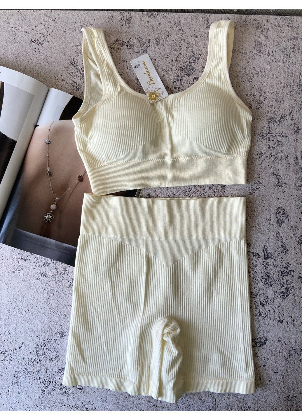 Молочный спортивный комплект женского нижнего белья в рубчик Beisdanna