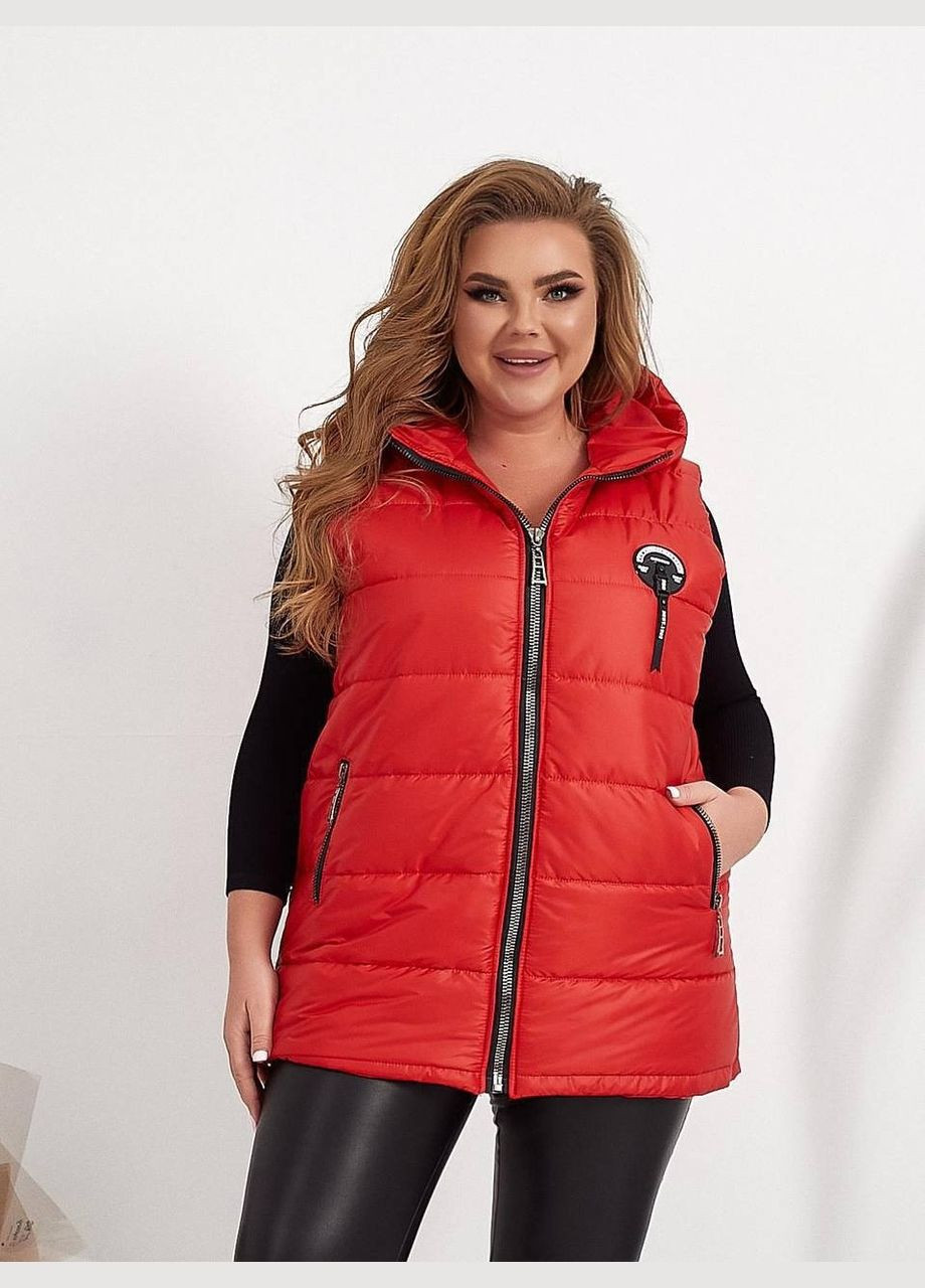 Жіноча демісезонна жилетка батал червона з капюшоном на змійці середньої довжини безрукавка Viki Жилет (316087815)