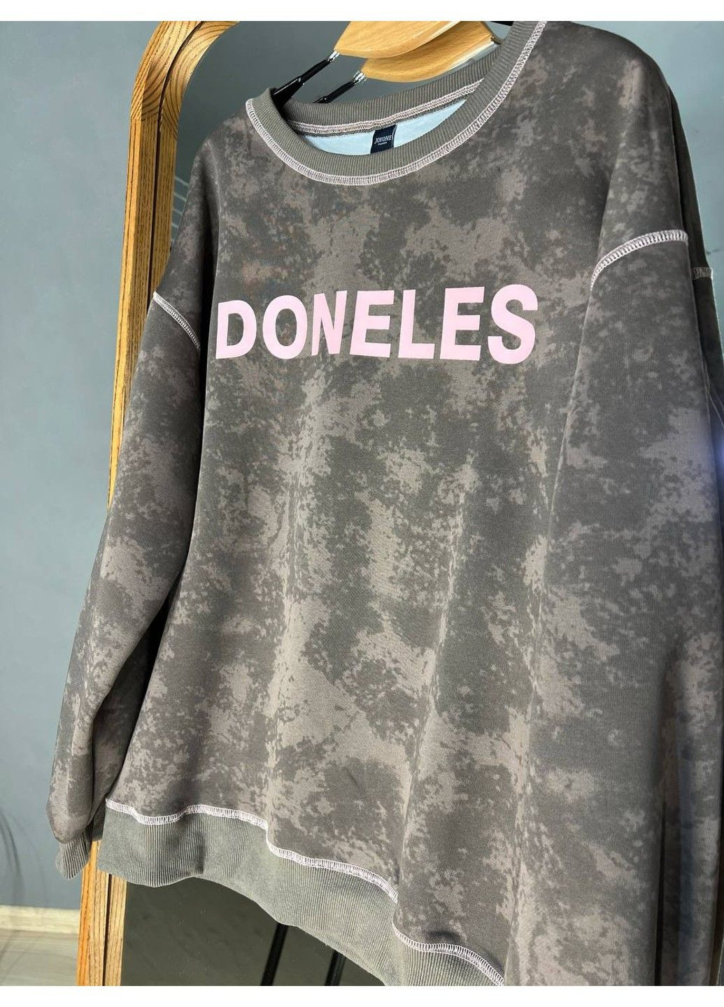 Темно-коричневый свитшот женский joy one 1732 удлиненный оверсайз вареный тай-дай с надписью doneles one size (316111377)