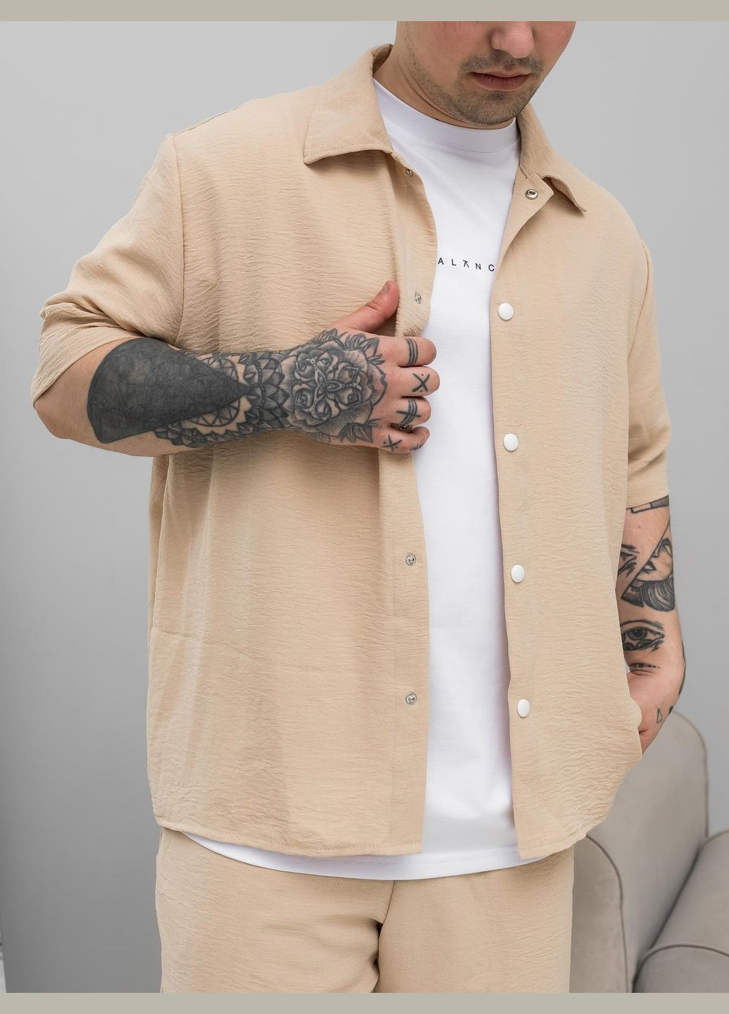 Бежевий літній стильний костюм з легкого матеріалу з сорочкою, з шортами Vakko