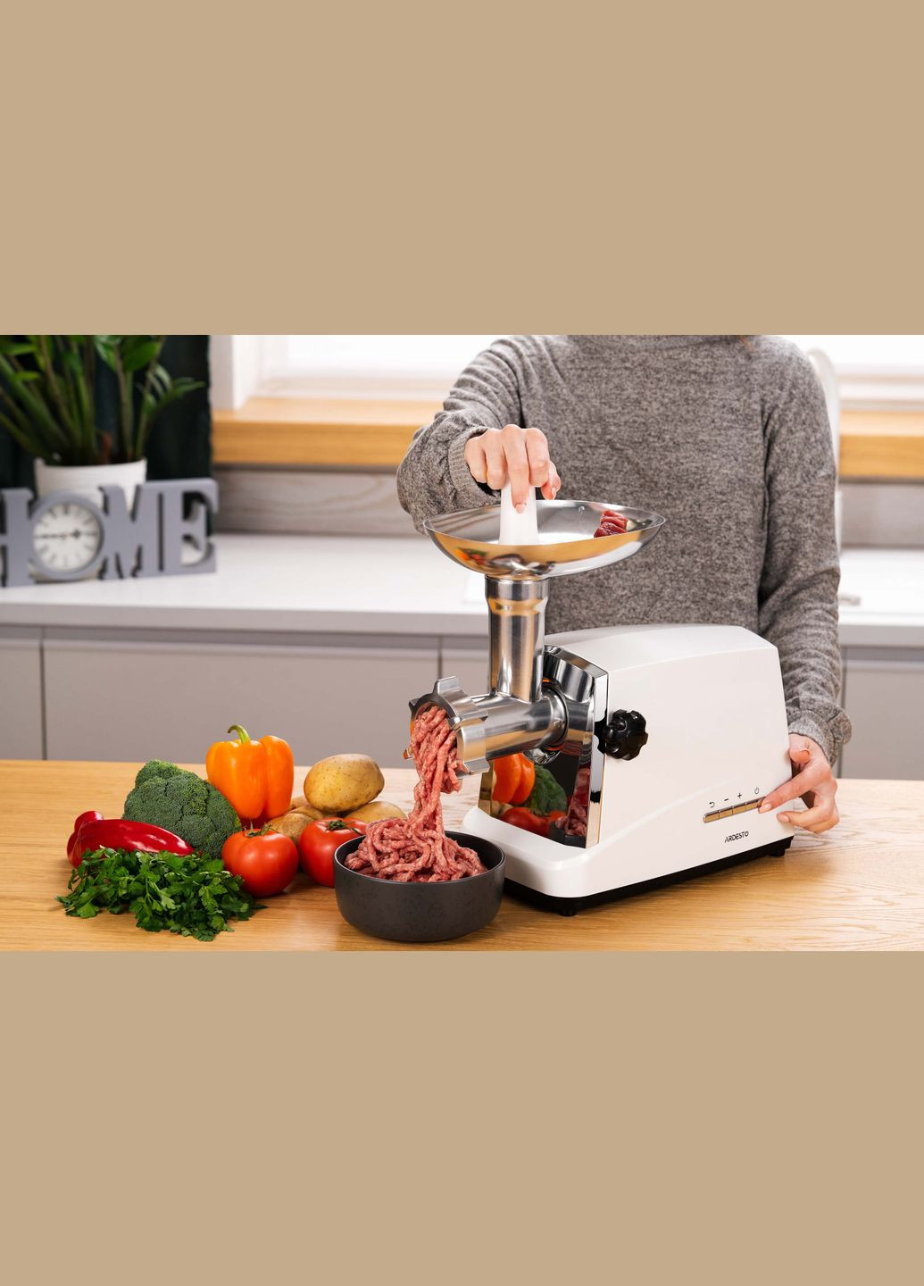 Мясорубка, 1750Вт, продук.2 кг/мин, 3 решетки + для ковб., кеббе, 4 терки, насадка для томатов, пластик, бело-серебристый Ardesto (315600988)