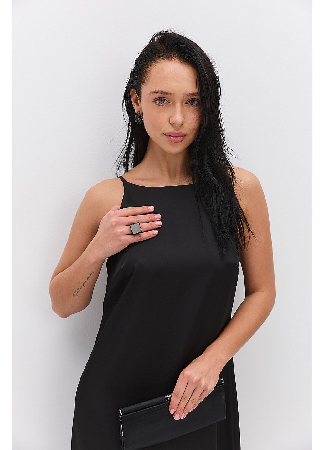 Чорна довга вечірня сукня в білизняному стилі Arjen