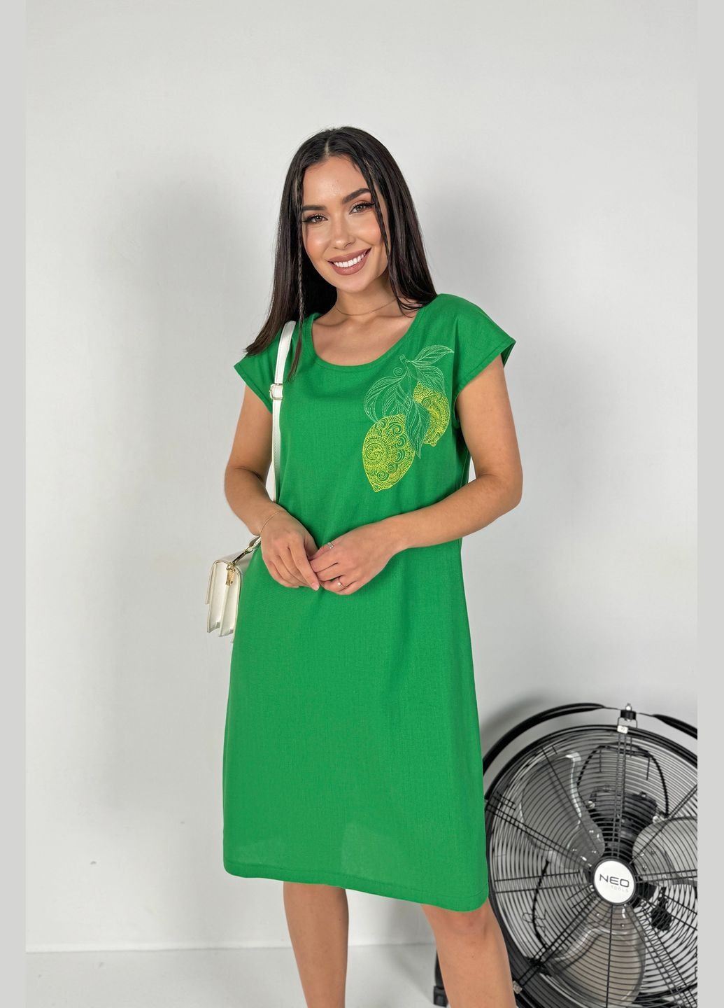 Зеленое повседневный, кэжуал очаровательное изящное льняное платье с вышивкой INNOE однотонное