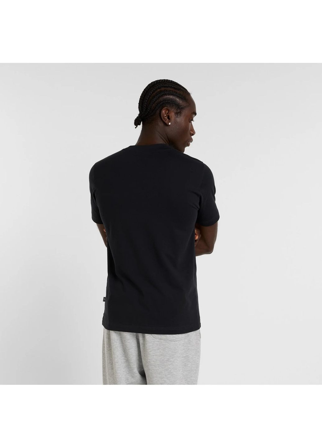 Чорна футболка чоловіча varsity pennant black mt51933bk New Balance