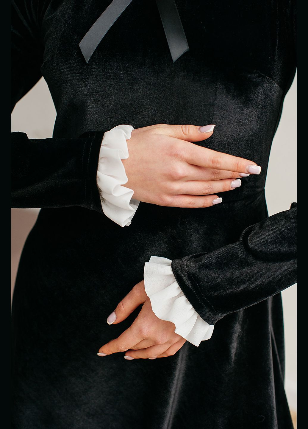 Черное праздничный женское бархатное платье «black rose» черного цвета Lana Bryk однотонное