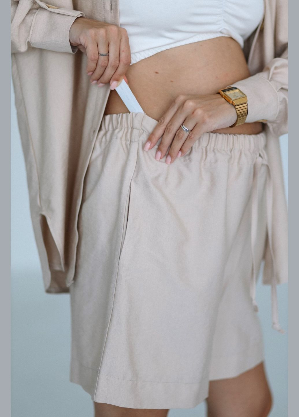 Бежевый костюм для беременных и кормящих с рубашкой и шортами Dianora (335974571)